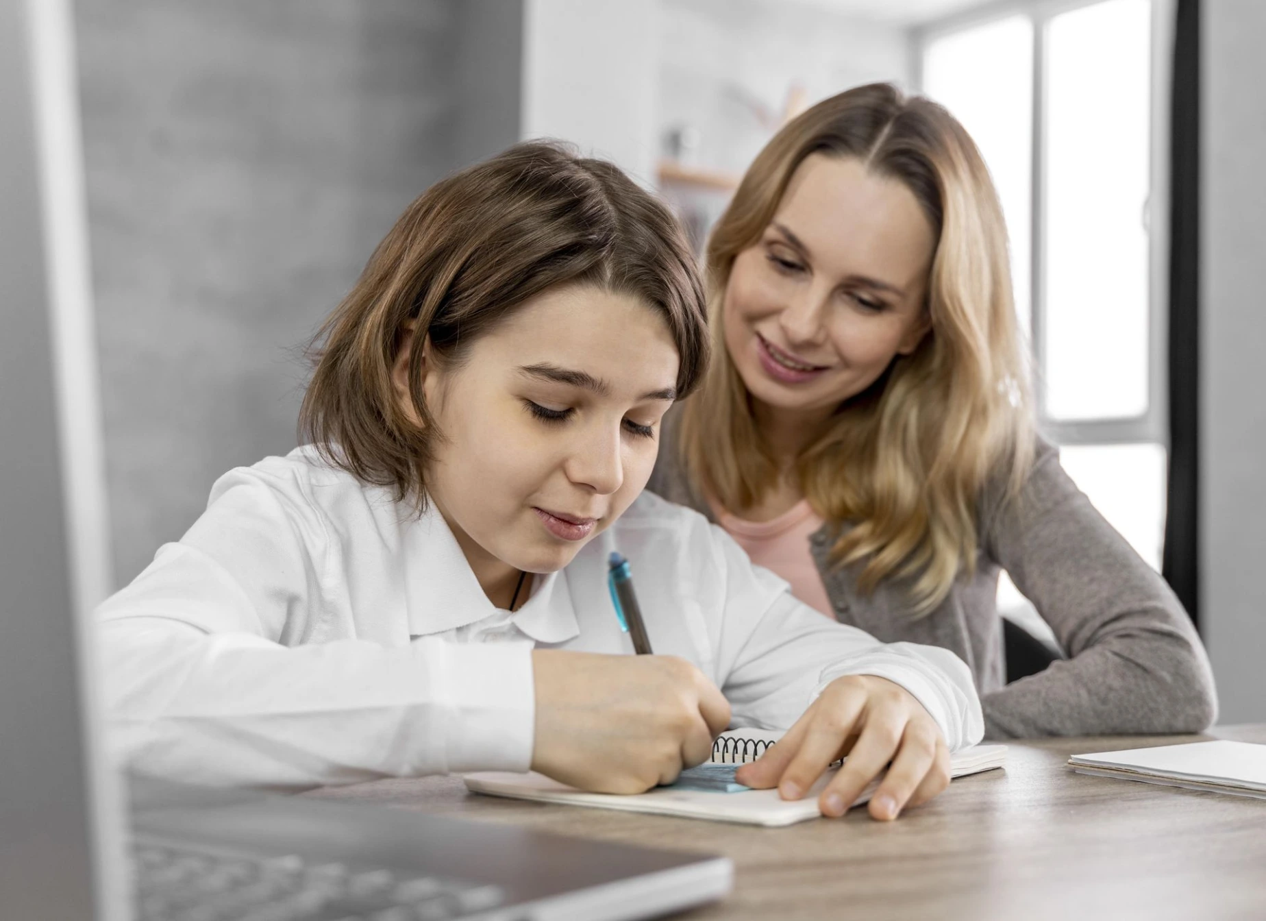 Expert home tutors in Shadman Lahore helping students improve grades through structured lessons and interactive study sessions.